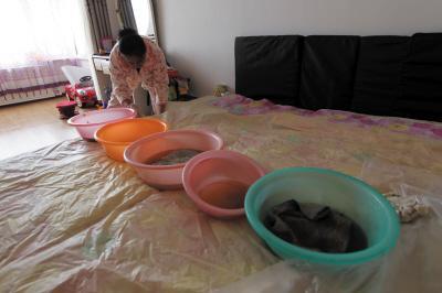 确山楼上漏水，住户失联，小区没物管，业主维权难！律师来支招……